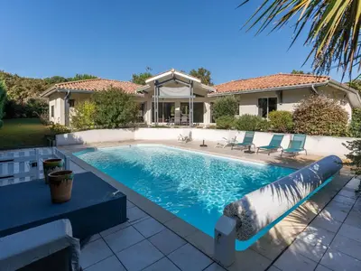 Piscine de l'établissement Villa familiale avec piscine chauffée, clim, 4 chambres, proche golf et plages - FR-1-319-565 ou située à proximité