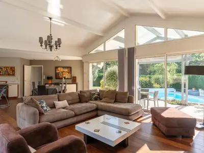 Coin salon dans l'établissement Villa familiale avec piscine chauffée, clim, 4 chambres, proche golf et plages - FR-1-319-565