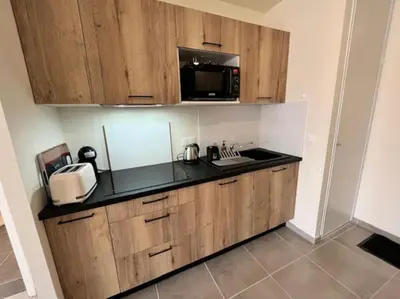 Cuisine ou kitchenette dans l'établissement Cabane la Luna 400m Ocean et forêt Cosy Confort