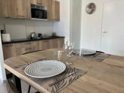Cuisine ou kitchenette dans l'établissement Cabane la Luna 400m Ocean et forêt Cosy Confort