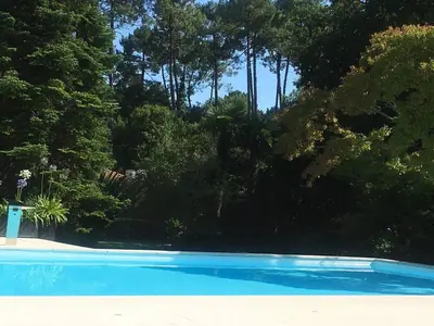Piscine de l'établissement Villa BARADARENA avec piscine chauffée et jardin pour 10 personnes ou située à proximité
