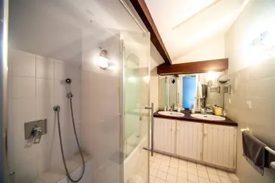 Salle de bains dans l'établissement Villa BARADARENA avec piscine chauffée et jardin pour 10 personnes