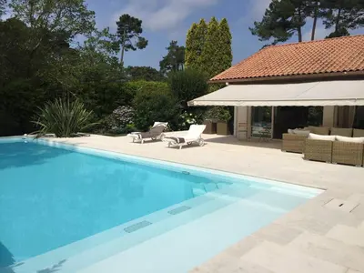 Piscine de l'établissement Villa BARADARENA avec piscine chauffée et jardin pour 10 personnes ou située à proximité