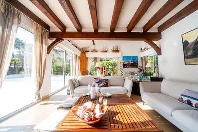 Coin salon dans l'établissement Villa BARADARENA avec piscine chauffée et jardin pour 10 personnes