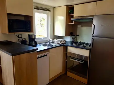 Cuisine ou kitchenette dans l'établissement Mobilhome les 3C de mimizan