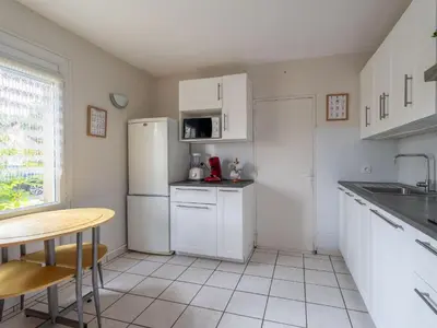 Cuisine ou kitchenette dans l'établissement Maison Charmante 3* à Mimizan: Plages, Pistes Cyclables, Jardin, Wi-Fi, pour 8 Personnes - FR-1-50-137