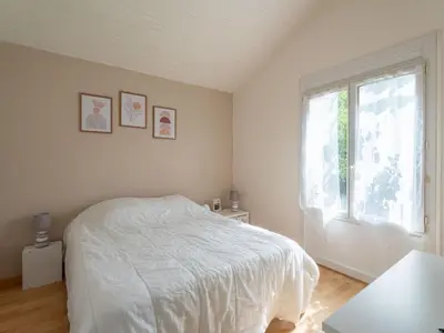 Un ou plusieurs lits dans un hébergement de l'établissement Maison Charmante 3* à Mimizan: Plages, Pistes Cyclables, Jardin, Wi-Fi, pour 8 Personnes - FR-1-50-137