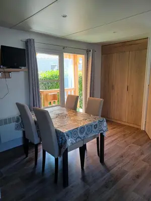 Télévision ou salle de divertissement dans l'établissement Mobil Home 710 Bora Bora 3 chambres