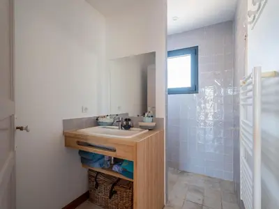 Salle de bains dans l'établissement Maison familiale style loft à Biscarrosse - 10 personnes, piscin - FR-1-319-563