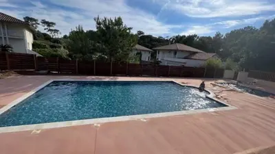 Piscine de l'établissement Lanas Natura ou située à proximité