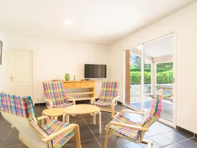 Télévision ou salle de divertissement dans l'établissement Holiday Home La Lette I Tilleuls by Interhome