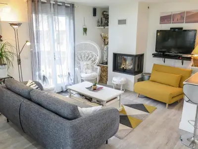 Télévision ou salle de divertissement dans l'établissement Holiday Home Les Camélias by Interhome
