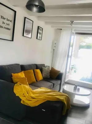 Coin salon dans l'établissement Belle appartement T2 avec jardin