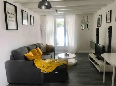 Coin salon dans l'établissement Belle appartement T2 avec jardin