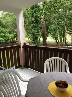 Balcon ou terrasse dans l'établissement T2 près de la plage et du Club House du Golf