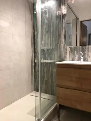 Salle de bains dans l'établissement T2 près de la plage et du Club House du Golf