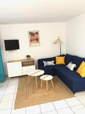 Télévision ou salle de divertissement dans l'établissement T2 près de la plage et du Club House du Golf