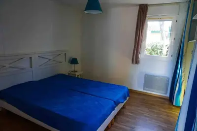 Un ou plusieurs lits dans un hébergement de l'établissement Maison charmante à Soustons avec piscine et jardin