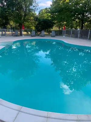 Piscine de l'établissement L'orée des Landes ou située à proximité