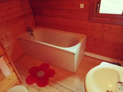 Salle de bains dans l'établissement CHALET 5p tout confort bias mimizan dans village vacances