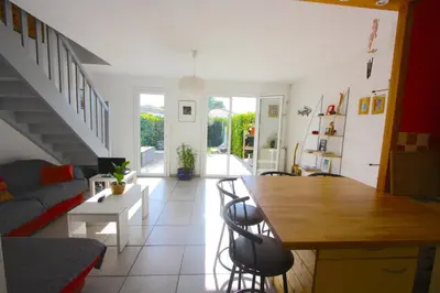 Coin salon dans l'établissement Maison 2 chambres avec jardin et piscine
