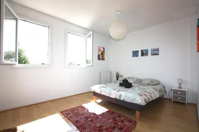 Un ou plusieurs lits dans un hébergement de l'établissement Maison 2 chambres avec jardin et piscine
