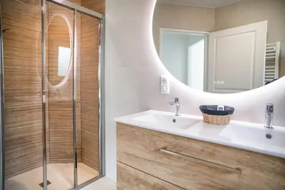 Salle de bains dans l'établissement Villa proche du bassin -piscine