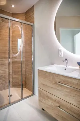 Salle de bains dans l'établissement Villa proche du bassin -piscine