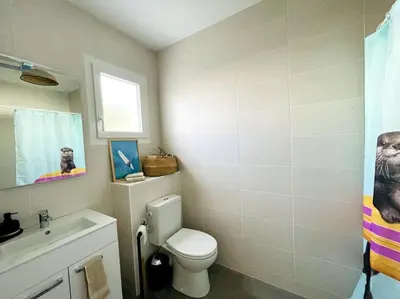 Salle de bains dans l'établissement Maison de vacances à 5 minutes de l'océan et des commerces