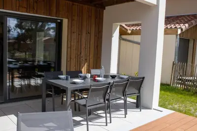 Terrasse ou espace extérieur de l'établissement Le Cottage Des Glycines - Piscine chauffée