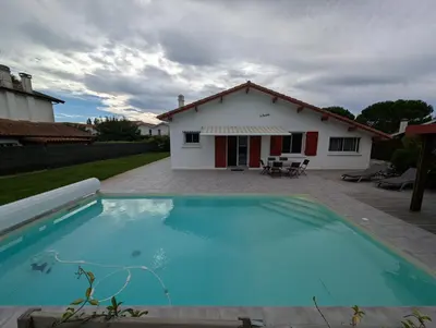 Piscine de l'établissement Landaise ou située à proximité