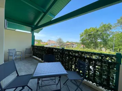 Balcon ou terrasse dans l'établissement Charmant T2 proche plages et commerces avec terrasse à Vieux-Boucau - FR-1-239-1072