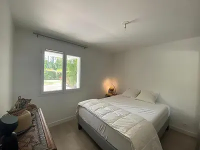Un ou plusieurs lits dans un hébergement de l'établissement Confort lumineux à 400m de la plage avec terrasse & équipements modernes - FR-1-413-246