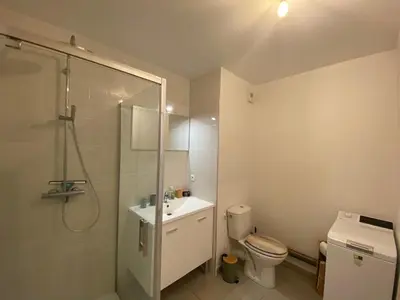 Salle de bains dans l'établissement Confort lumineux à 400m de la plage avec terrasse & équipements modernes - FR-1-413-246