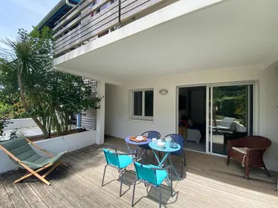 Balcon ou terrasse dans l'établissement Confort lumineux à 400m de la plage avec terrasse & équipements modernes - FR-1-413-246