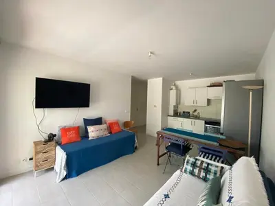 Télévision ou salle de divertissement dans l'établissement Confort lumineux à 400m de la plage avec terrasse & équipements modernes - FR-1-413-246