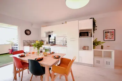 Cuisine ou kitchenette dans l'établissement Lumimizan- Spacieux, grand balcon, wifi, lac et plage