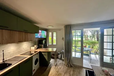 Cuisine ou kitchenette dans l'établissement Quiet renovated nest with a nice view of the golf
