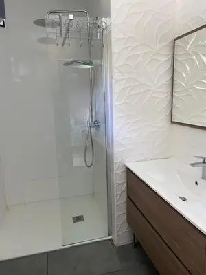 Salle de bains dans l'établissement Marisol