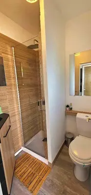 Salle de bains dans l'établissement La CAMPA CAZALINE