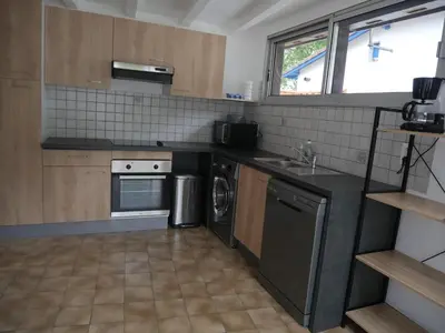 Cuisine ou kitchenette dans l'établissement Les Bruyères - Maison