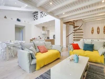 Coin salon dans l'établissement Holiday Home Le Chant Des 4 Sirènes by Interhome
