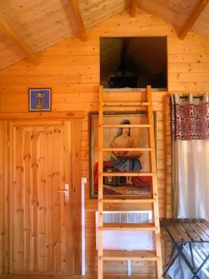 Un ou plusieurs lits superposés dans un hébergement de l'établissement Charmant chalet en bois