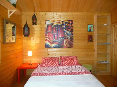 Un ou plusieurs lits dans un hébergement de l'établissement Charmant chalet en bois