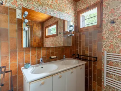 Salle de bains dans l'établissement Maison Familiale au Milieu des Pins à Biscarrosse - 6 Pers, 300m du Lac, Ménage Inclus - FR-1-319-573