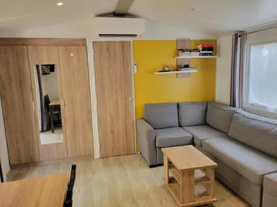 Coin salon dans l'établissement La Lette fleurie - Mobil home Spacieux climatisé 6-8 personnes tout équipé en camping 4 étoiles
