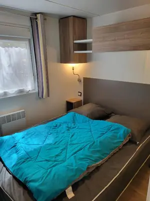 Un ou plusieurs lits dans un hébergement de l'établissement La Lette fleurie - Mobil home Spacieux climatisé 6-8 personnes tout équipé en camping 4 étoiles
