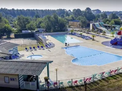 Piscine de l'établissement La Lette fleurie - Mobil home Spacieux climatisé 6-8 personnes tout équipé en camping 4 étoiles ou située à proximité