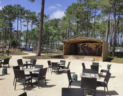Restaurant ou autre lieu de restauration dans l'établissement La Lette fleurie - Mobil home Spacieux climatisé 6-8 personnes tout équipé en camping 4 étoiles