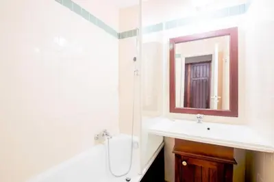 Salle de bains dans l'établissement appartement dans résidence du golf proche du lac